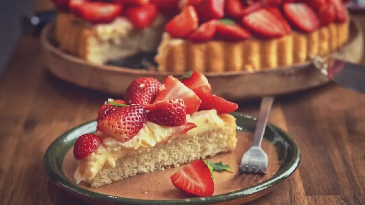 Çilekli tart kek tarifi: Lezzetiyle adeta büyülüyor...